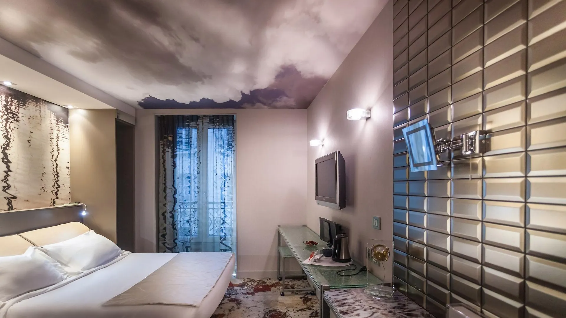 Apostrophe Hotel