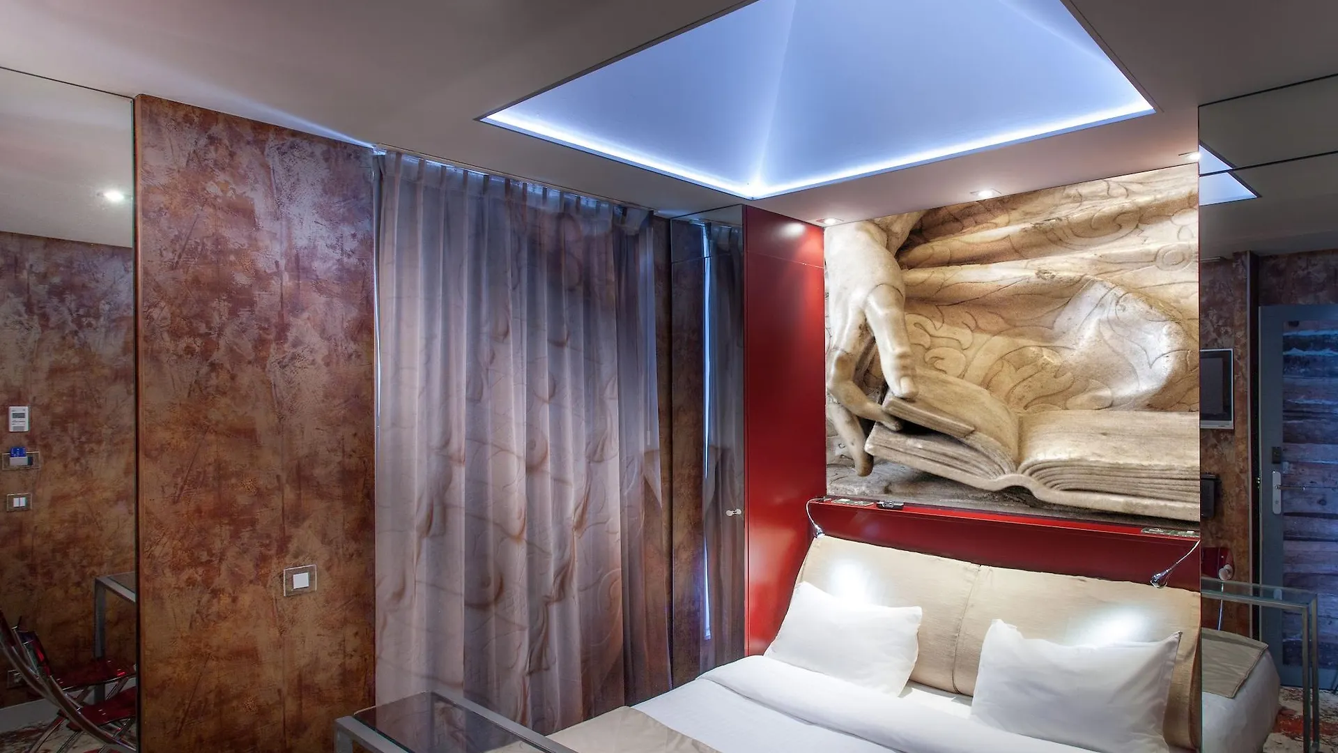 Apostrophe Hotel